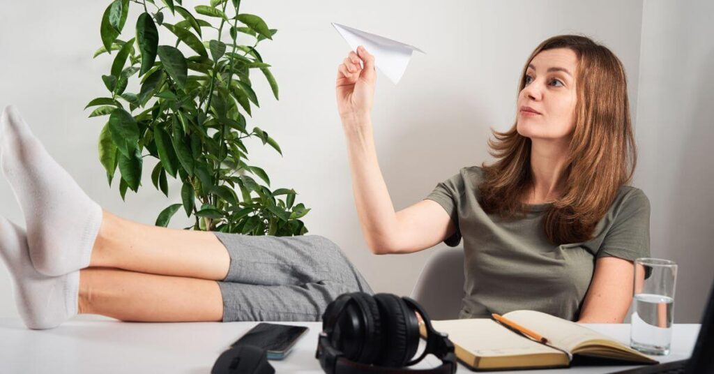virtual assistant mistakes - distracted